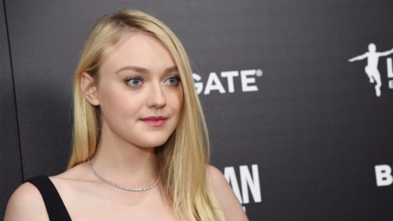 Dakota Fanning – Biography, Net Worth, Sister, Parents and Family Facts