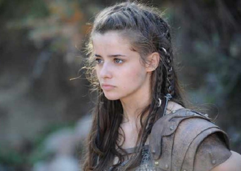Holly Earl – Bio, Age, Height, Movies, TV Shows And Career Achievements