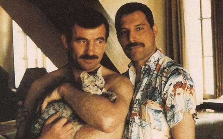 Biography Of Freddie Mercury – How Did He Die, Was He Gay?