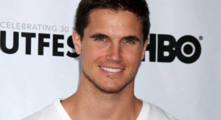 Robbie Amell Bio, Age, Height, Wife, Brother, Sister, Net Worth, Gay 