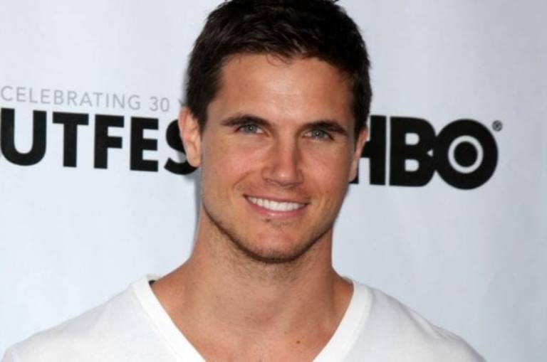 Robbie Amell Bio, Age, Height, Wife, Brother, Sister, Net Worth, Gay ...