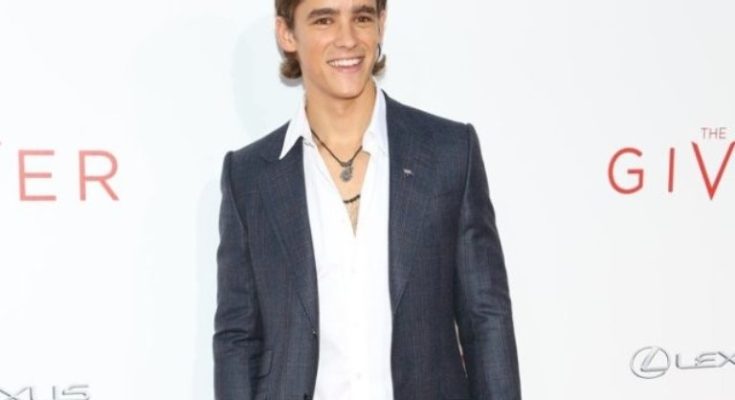 Brenton Thwaites – Biography, Wife or Is He Gay? Here Are Facts You Must Know