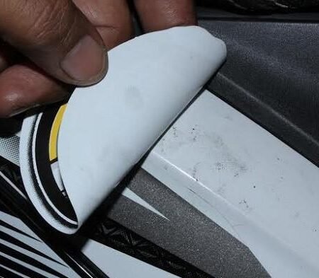 Cara Simpel Menghilangkan Bekas Stiker di Kendaraan Tanpa Merusak Cat