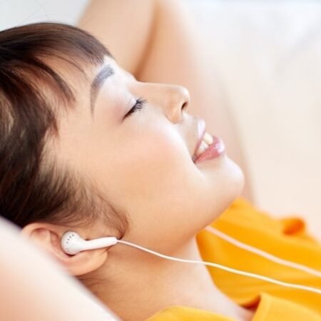 Tips Biar Telinga Aman Saat Pakai Earphone, Coba Ikuti Aturan 60–60