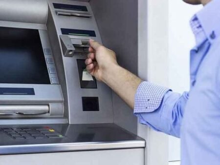 Tips Mengambil Uang di Mesin ATM dengan Aman dan Nyaman