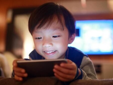 Cara Cerdas Membatasi Anak Main HP Tanpa Drama dan Tetap Nyaman