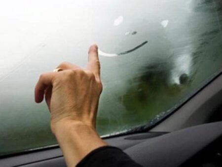 Cara Menghilangkan Embun di Kaca Mobil Saat Hujan Biar Nggak Panik di Jalan