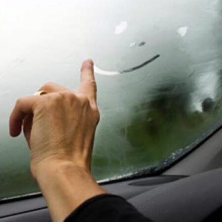 Cara Menghilangkan Embun di Kaca Mobil Saat Hujan Biar Nggak Panik di Jalan