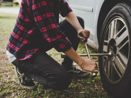 Jangan Panik! Begini Cara Aman Ganti Ban Mobil Sendiri