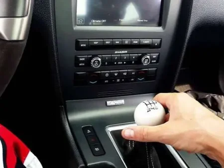 Persneling Mobil Manual Macet? Ini Penyebab dan Cara Mengatasinya