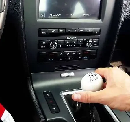 Persneling Mobil Manual Macet? Ini Penyebab dan Cara Mengatasinya