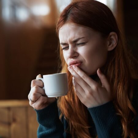 Jangan Langsung Minum Air Putih! Ini Cara Ampuh Menghilangkan Rasa Pedas di Mulut