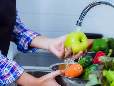 Masih Asal Bilas? Ini Cara Cuci Buah dan Sayur yang Tepat
