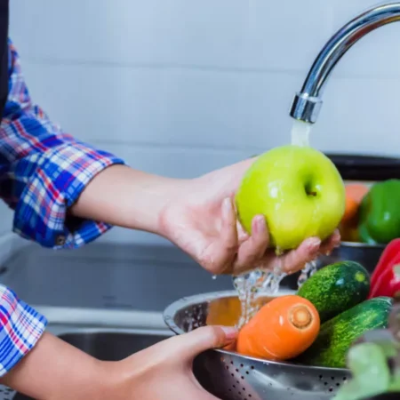 Masih Asal Bilas? Ini Cara Cuci Buah dan Sayur yang Tepat