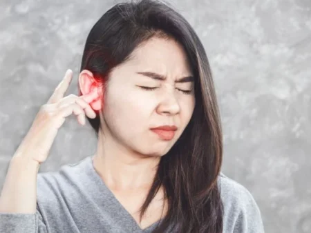 Telinga Tiba-Tiba Berdengung? Ini Penyebab dan Cara Ampuh Mengatasinya