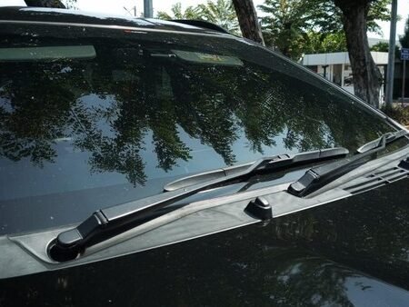 Wiper Mobil Mendadak Mati Saat Hujan? Gak Usah Panik, Gini Cara Benerinnya
