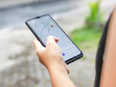 Cara Mudah Lacak Lokasi Seseorang, Bisa Lewat WhatsApp dan Google Maps!