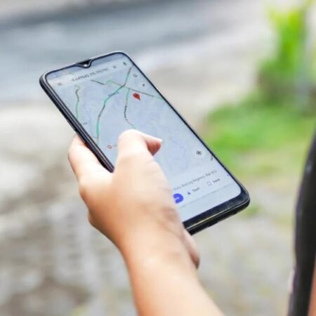 Cara Mudah Lacak Lokasi Seseorang, Bisa Lewat WhatsApp dan Google Maps!