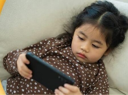 Gak Pakai Marah! Ini Cara Santai Batasin Anak Main HP Biar Gak Kecanduan