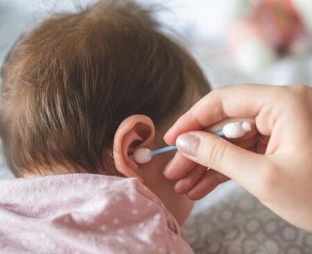 Jangan Asal Bersihin! Ini Cara Membersihkan Telinga Bayi yang Benar