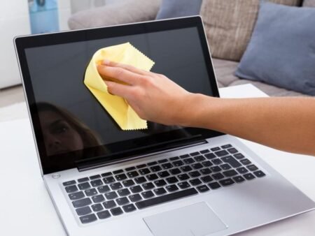 Jangan Asal! Gini Cara Aman Membersihkan Layar Laptop Biar Tetap Kinclong dan Awet