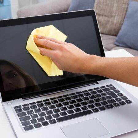 Jangan Asal! Gini Cara Aman Membersihkan Layar Laptop Biar Tetap Kinclong dan Awet