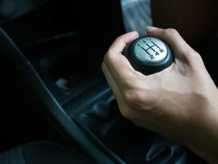 Persneling Mobil Bunyi Saat Pindah Gigi? Ini Penyebab dan Cara Ngatasinya