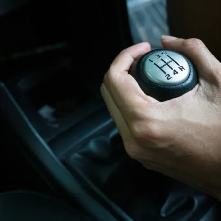 Persneling Mobil Bunyi Saat Pindah Gigi? Ini Penyebab dan Cara Ngatasinya